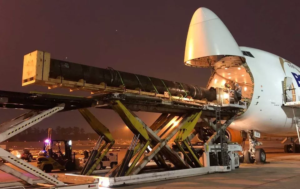 Fracht employees packing an aircraft 