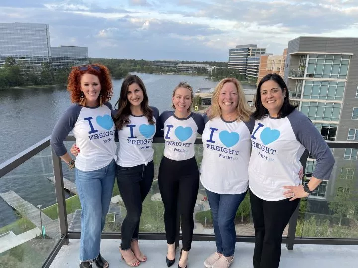 Five Fracht employees on a balcony