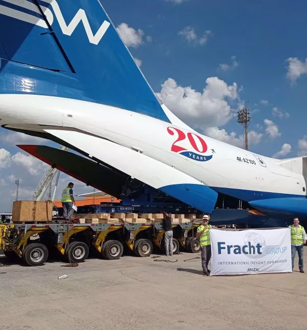 Fracht employees in front of a freight plane 